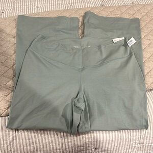 Old Navy Powerchill Flare Yoga Pants nwt